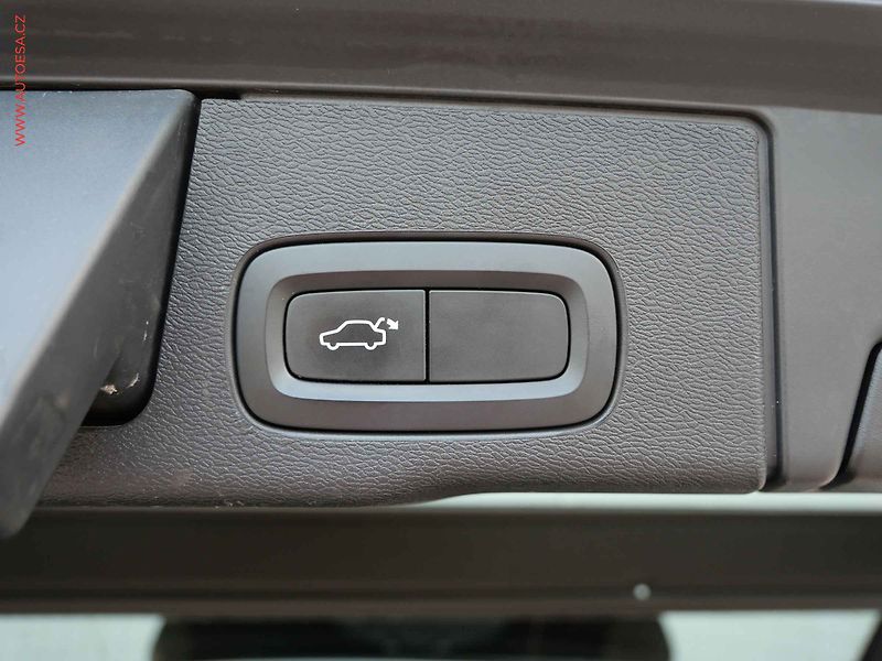 Volvo XC60 (2019) 2.0 D 4x4, R-design, AT, LED - fotka 22 z 24