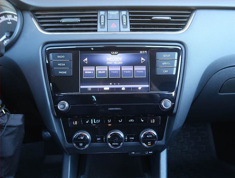 Škoda Octavia (2017) 1.6 TDI, Tempomat - fotka 12 z 17