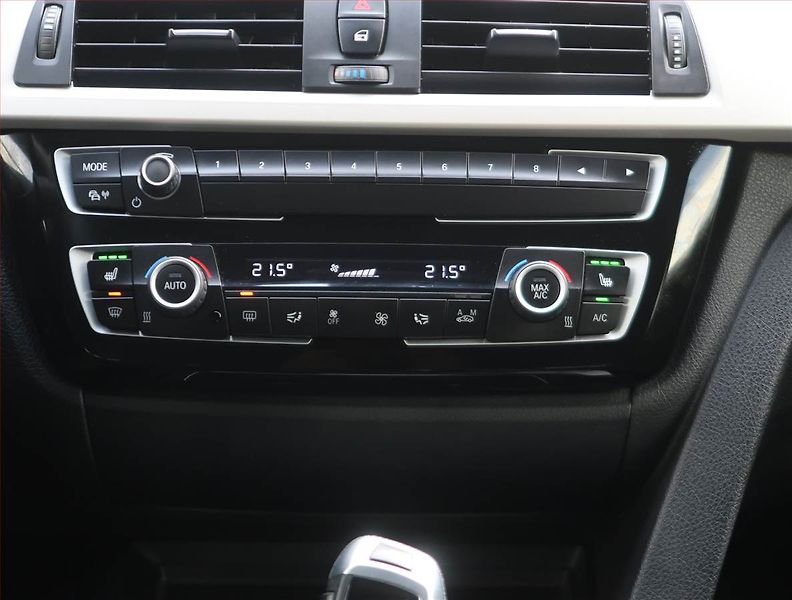 BMW Řada 3 (2018) 318 d, Automat, Serv.kniha - fotka 21 z 23