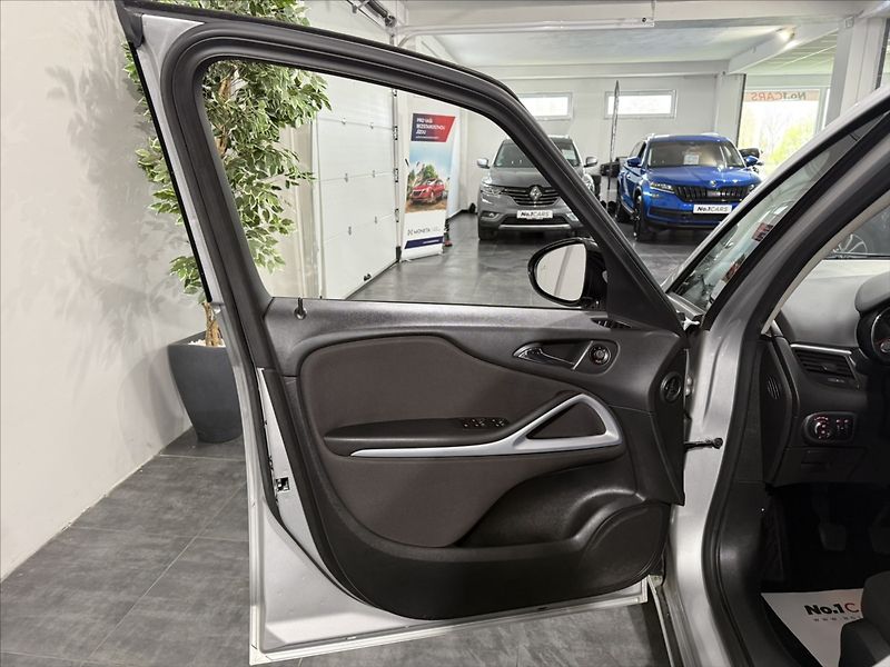 Opel Zafira 1,4   TURBO COSMO VÝHŘEV TZ - fotka 6 z 49