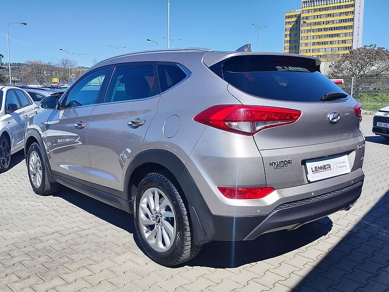Hyundai Tucson 2.0 CRDi/100kW Style 4x4 - fotka 7 z 36