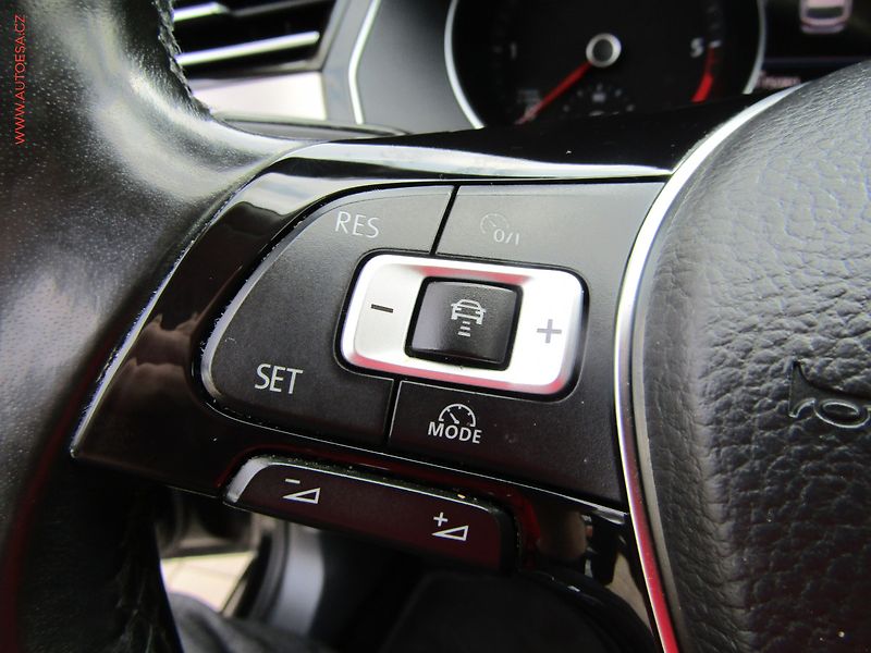 Volkswagen Passat (2017) 2.0 TDi, ČR - fotka 13 z 20