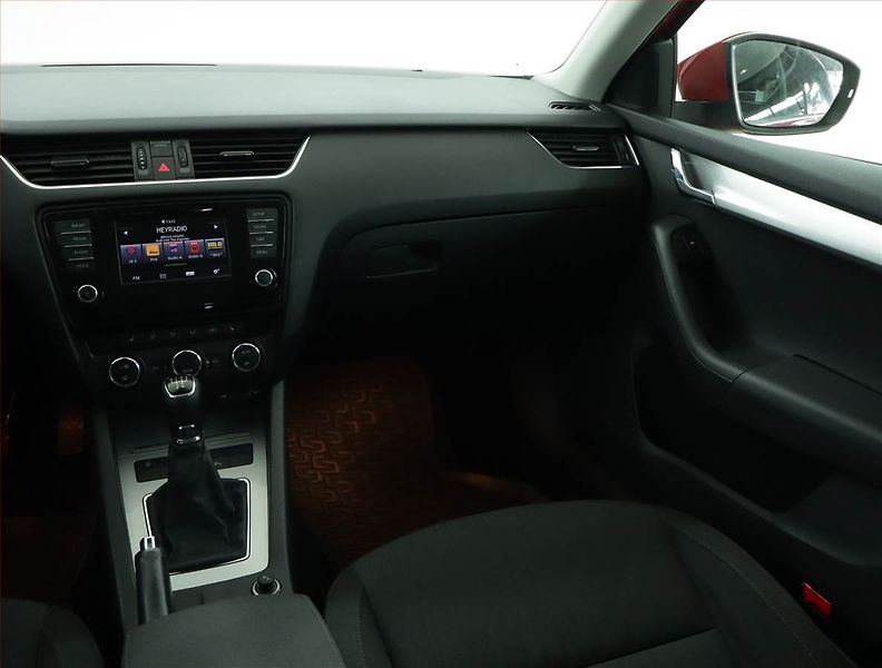 Škoda Octavia (2015) 1.6 TDI, Tempomat - fotka 8 z 15