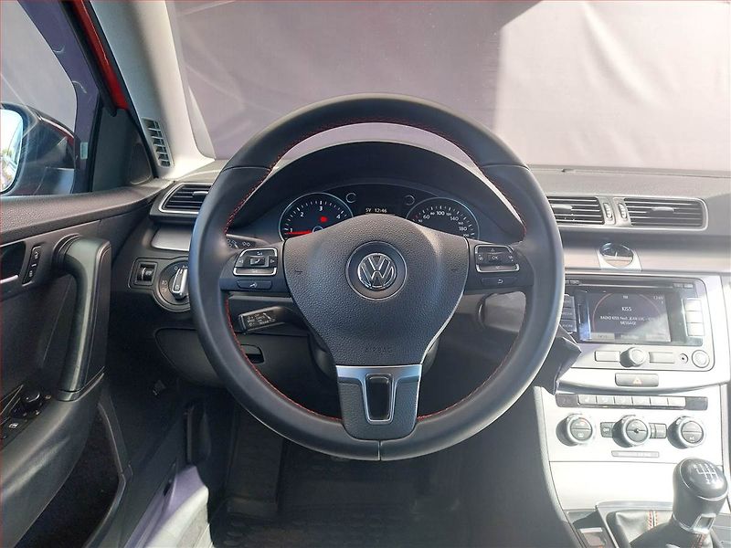 Volkswagen Passat (2015) 2.0 TDI, Navi, Xenony - fotka 16 z 17