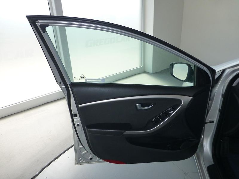 Hyundai i30 (2013) 1,6CRDI*ALU*KLIMA*VYHŘ.SED** - fotka 9 z 22