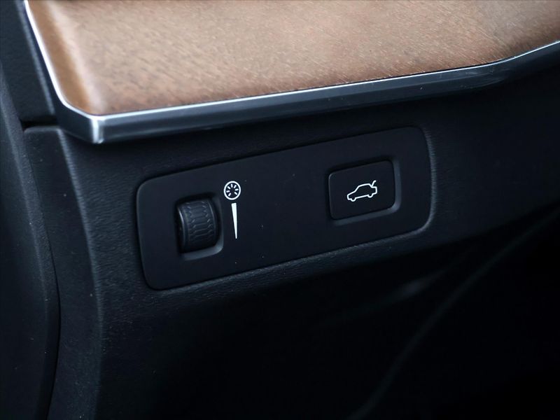 Volvo XC90 2,0 D5 173kW Inscription 4x4 D - fotka 21 z 43