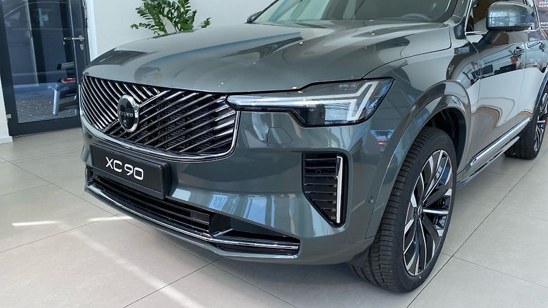 Volvo XC90 (2026) PLUS BRIGHT, B5 AWD, 184+10 kW - fotka 3 z 14