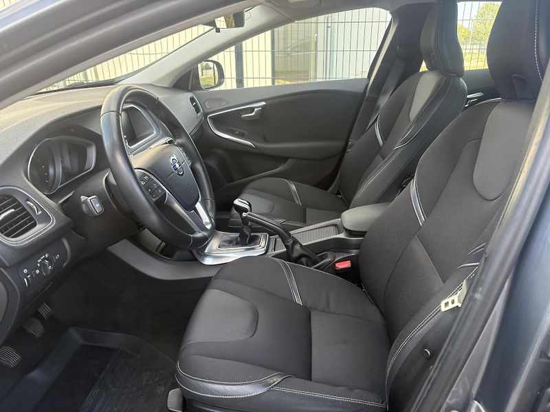 Volvo V40 (2015) D2 MOMENTUM 2.0l TDi - Servis - fotka 10 z 20