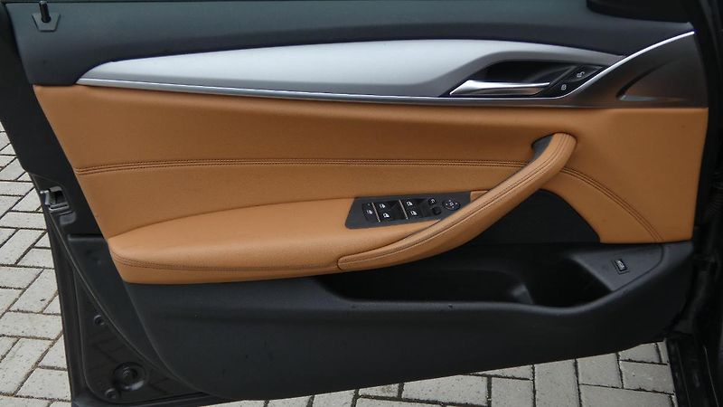 BMW Řada 5 530d xDrive - fotka 8 z 25