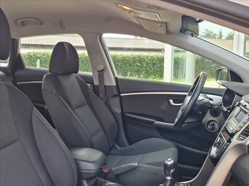 Hyundai i30 1,6 i 1.MAJITEL POUZ AUTORIZAK - fotka 14 z 32