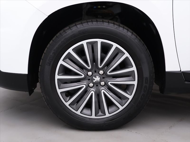 Peugeot 2008 1,2 PureTech 61kW Allure CZ - fotka 29 z 36