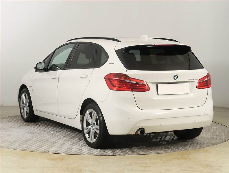 BMW Řada 2 (2017) 225xe Active Tourer, 4X4 - fotka 4 z 27