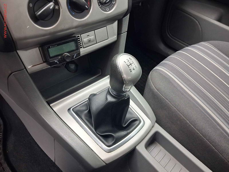 Ford Focus (2008) 1.8 TDCI, ČR, AC, STK8/28 - fotka 15 z 15