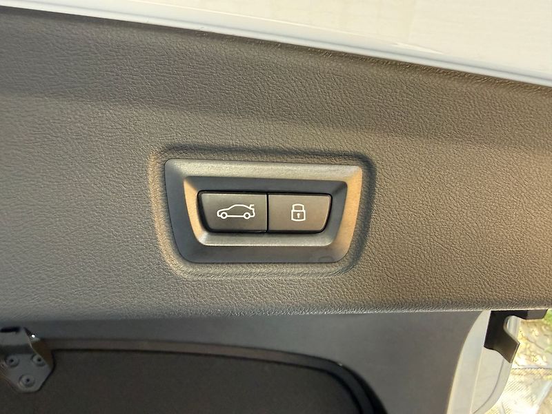 BMW Ostatní eDrive 40 LASER H&K HUD Mpaket - fotka 40 z 45