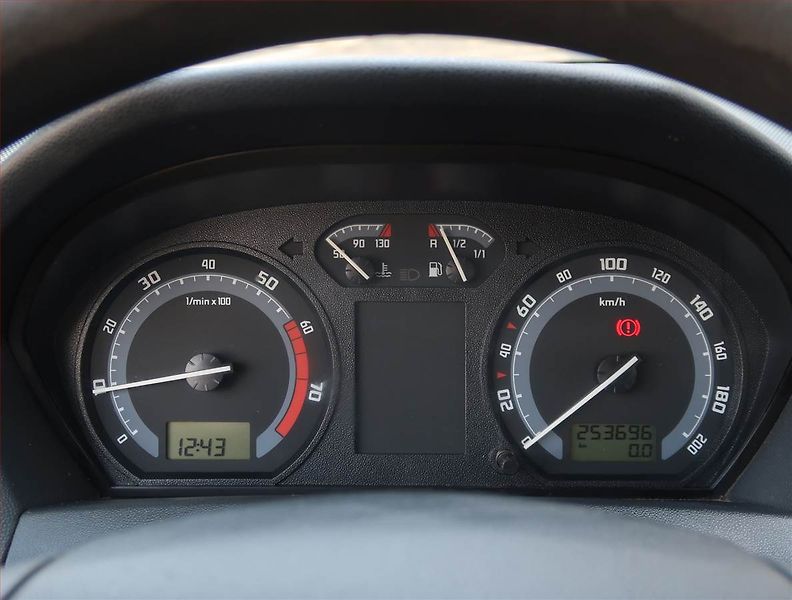 Škoda Fabia (2005) 1.2 12V, Tažné, Klima - fotka 11 z 14
