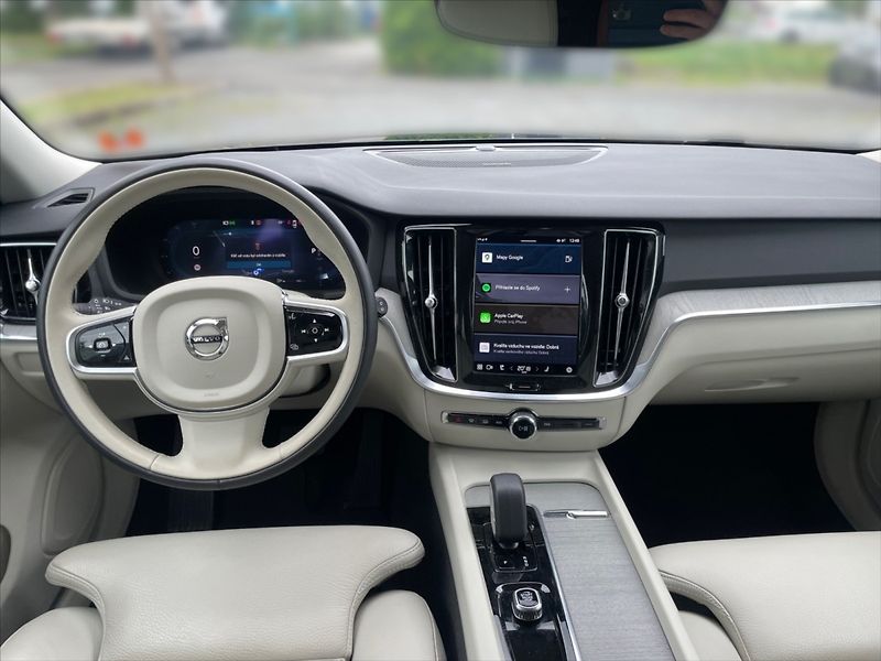 Volvo V60 2,0 B4 P Plus Dark AT - fotka 9 z 11