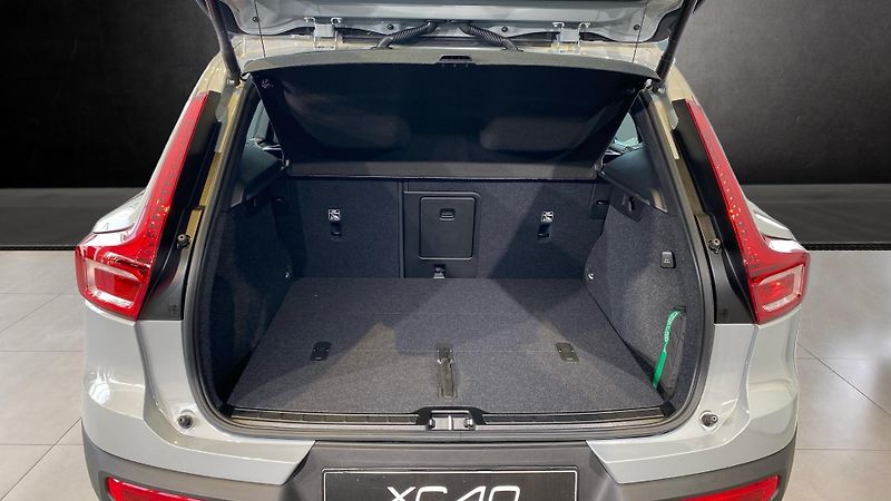 Volvo XC40 (2026) PLUS BLACK EDITION, B4 FWD, 14 - fotka 6 z 15