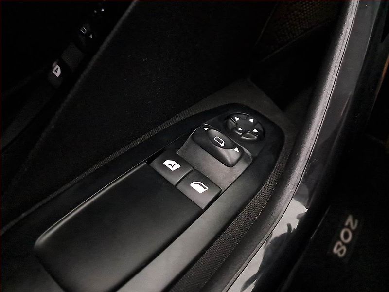 Peugeot 208 (2014) 1.2 PureTech, pěkný stav - fotka 15 z 16