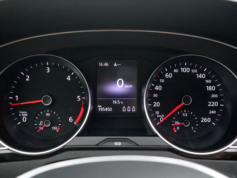 Volkswagen Passat 1,6 TDI Highline Tažné Panoram - fotka 18 z 37