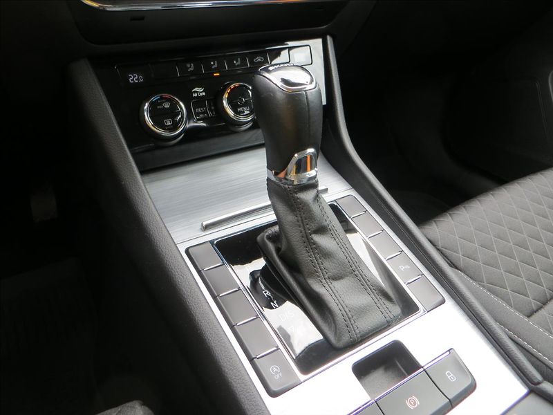 Škoda Superb 2,0 TDI Ambition DSG TAŽNÉ ČR - fotka 16 z 26