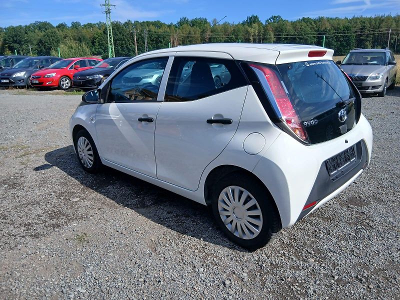 Toyota Aygo 1.0, 51 kW, klima - fotka 15 z 38