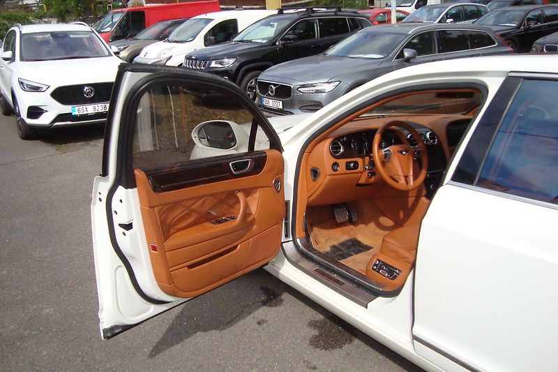 Bentley Continental Flying Spur (2013) SPEED 6.0 W12 - fotka 12 z 49
