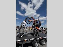 Unikátní trenažér pro trénink jízdy po zadním kole, známý jako Wheelie Machine, má své evropské zázemí v Karlovarském kraji.