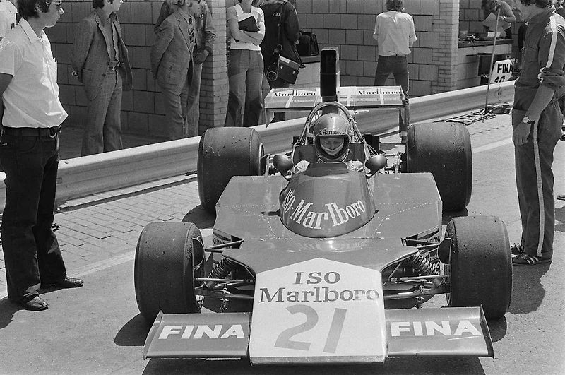 Dnes 83letý někdejší holandský závodník Gijs van Lennep je považován za příslušníka nizozemské šlechty bez titulu. K 78. narozeninám dostal specializovaný vůz Porsche 911 Carrera S s otiskem svého prstu.