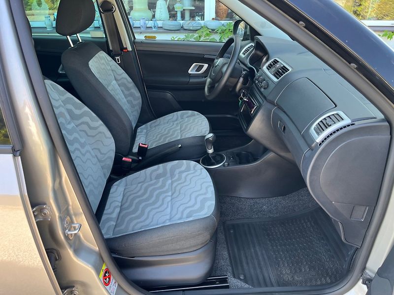 Škoda Fabia (2010) 1.2 i 70 Tis. Km - fotka 13 z 28