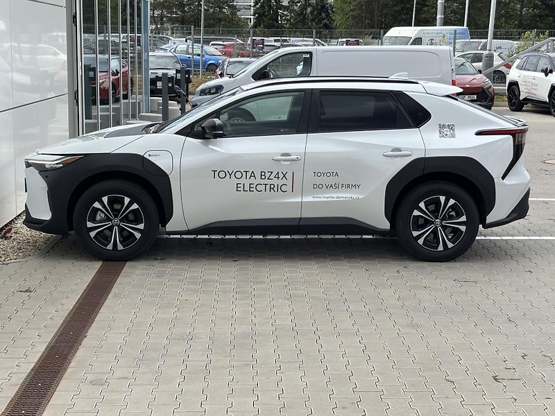 Toyota bZ4X (2024) Prestige 64k KWh 4x4 217k - fotka 12 z 14