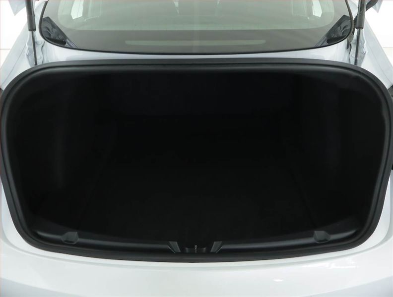 Tesla Model 3 (2019) Long Range 4WD 78kWh, SoH 85% - fotka 14 z 22