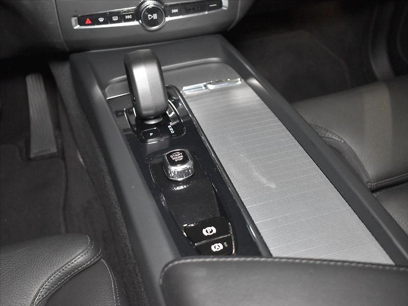 Volvo XC60 2,0 B4 AWD PLUS tažné,Bezklíč - fotka 16 z 24