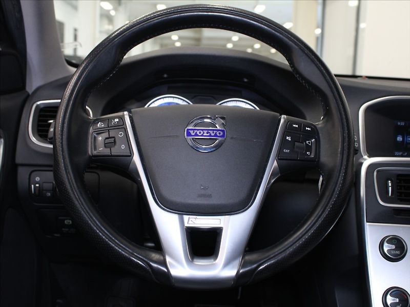 Volvo V60 2,4 D4 AT AWD R-Desing ČR - fotka 9 z 20