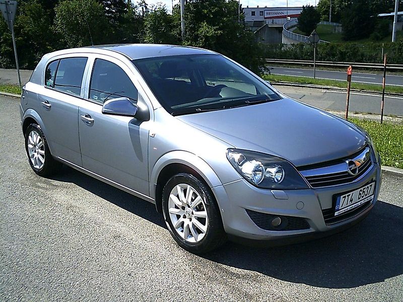 Opel Astra (2011) 1.6i KOUPENO ČR,1.MAJITEL - fotka 4 z 10