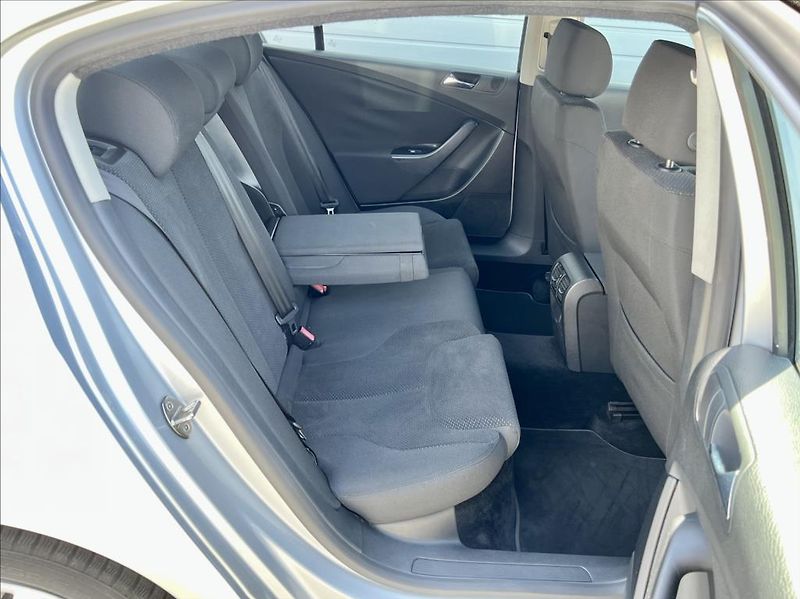 Volkswagen Passat 2,0 FSI  COMFORTLINE - fotka 16 z 28