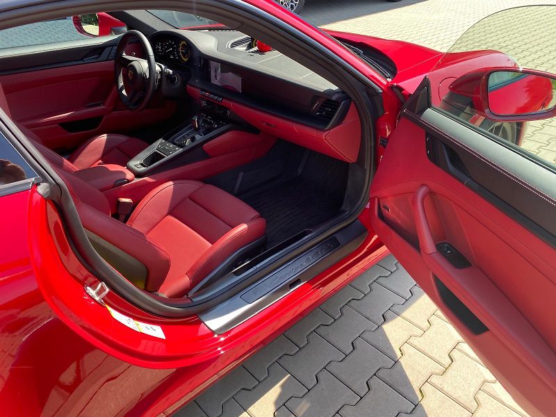 Porsche 911 (2025) GTS RED/RED LIFT-PANO-MAX - fotka 10 z 17