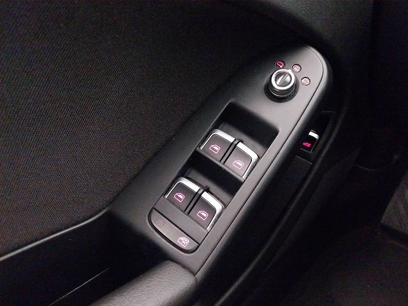 Audi A4 (2013) 2.0 TDI, Automat, Navi, Xenony - fotka 21 z 22