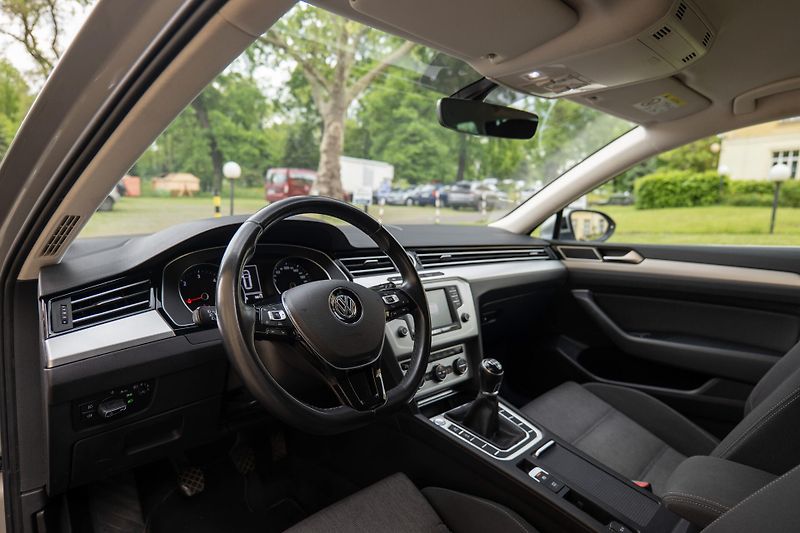 Volkswagen Passat 2.0 TDI 110 kW DCC BLIS ACC Ta - fotka 9 z 34
