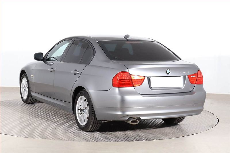 BMW Řada 3 (2011) Individual 320 d xDrive, 4X4 - fotka 4 z 22