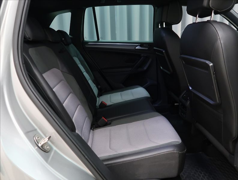 Volkswagen Tiguan 2,0 TDI DSG 4MOTION R-LINE - fotka 50 z 55