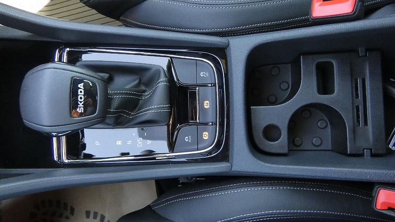Škoda Karoq 1,5 TSI DSG Sportline - fotka 18 z 26