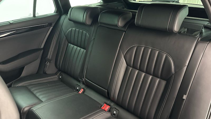 Škoda Superb 2.0 TDI DSG 4x4 L&K Combi - fotka 16 z 34