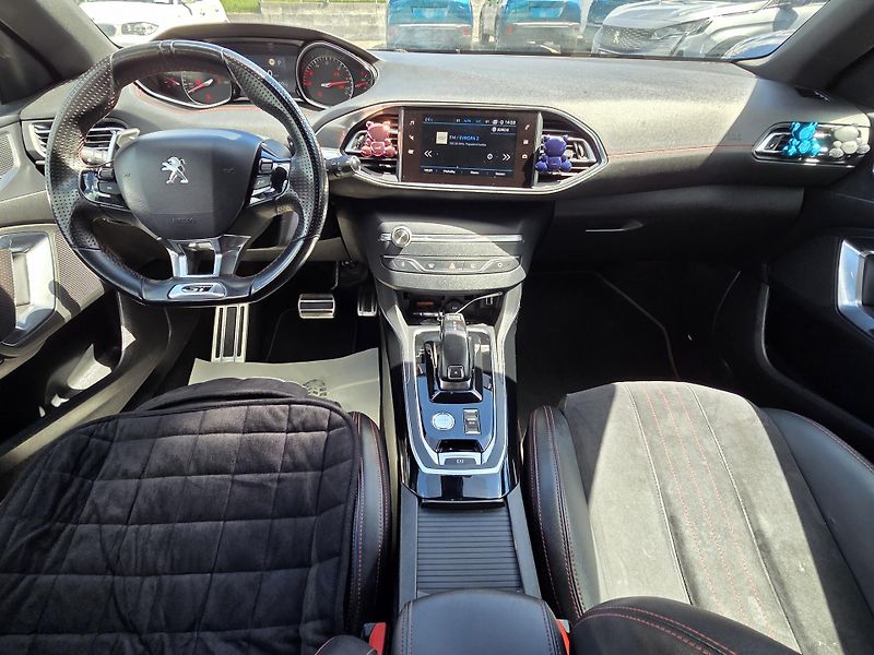 Peugeot 308 (2018) 2.0 BHDi 180 GT EAT8 - fotka 13 z 32