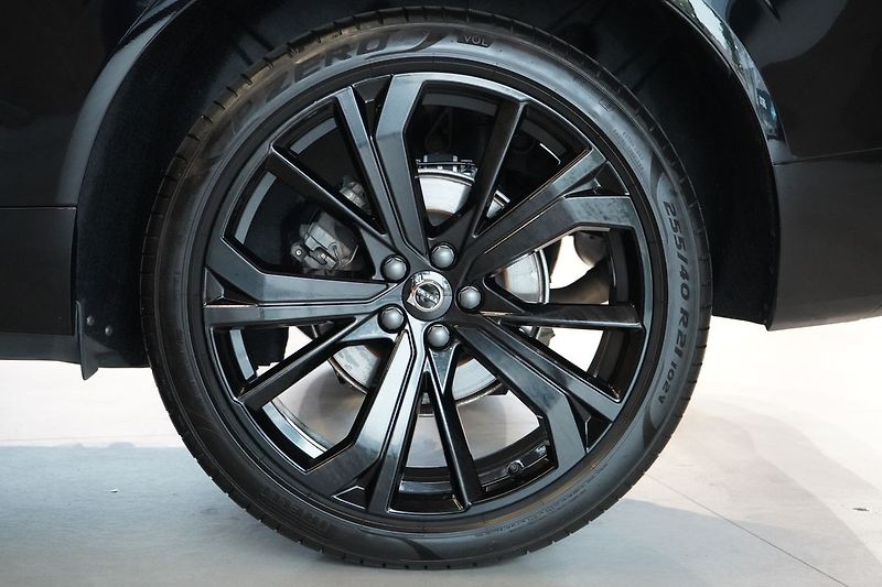 Volvo XC60 B5 Plus Black Edition, 360° - fotka 7 z 44