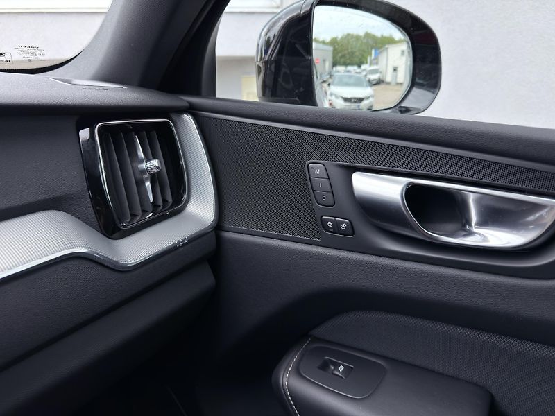 Volvo XC60 B5 AWD (benzín) // PLUS DARK - fotka 25 z 48