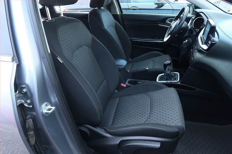 Kia Ceed (2020) Gold 1.4 T-GDI, Serv.kniha - fotka 9 z 21