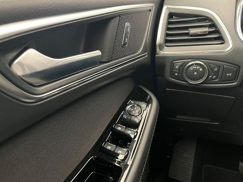 Ford S-MAX 2,5 HEV Titanium 7míst - fotka 16 z 70