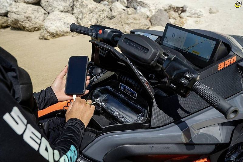 Sea Doo (2027) RXT X 3-up 350hp Audio oranžov - fotka 9 z 9