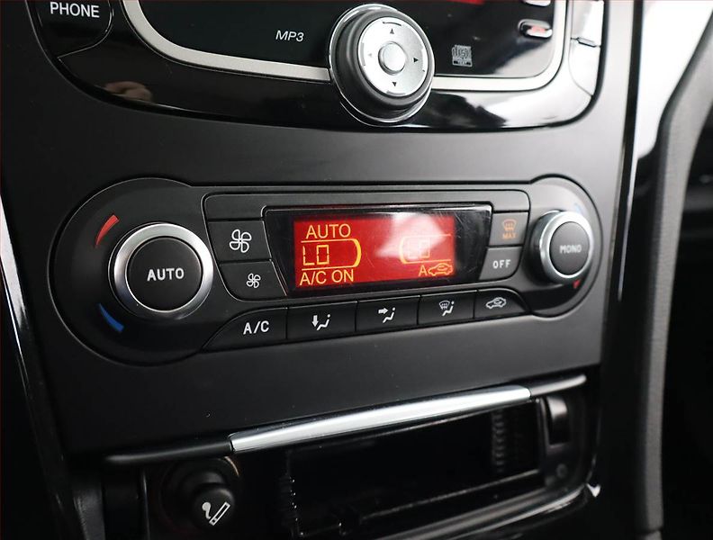Ford Mondeo (2011) 1.6 EcoBoost, Xenony, Tempomat - fotka 17 z 21