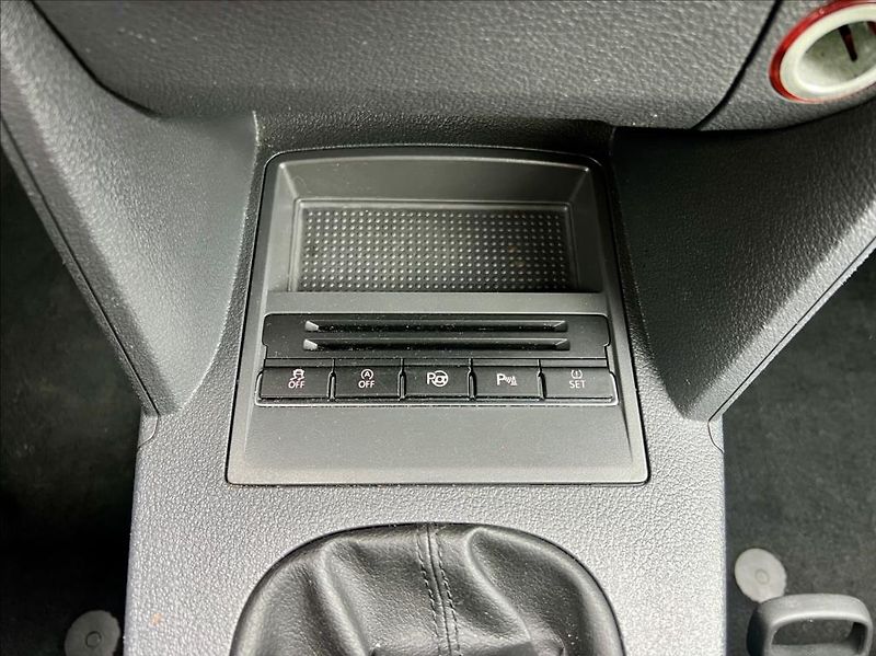 Volkswagen Touran 1,6 TDi  NAVI / kamera / ALU - fotka 36 z 44